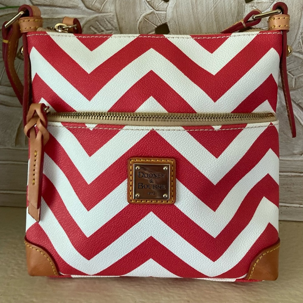 👠Dooney & Bourke Red/White Chevron Letter Carrier Crossbody Handbag Purse - Picture 2 of 12